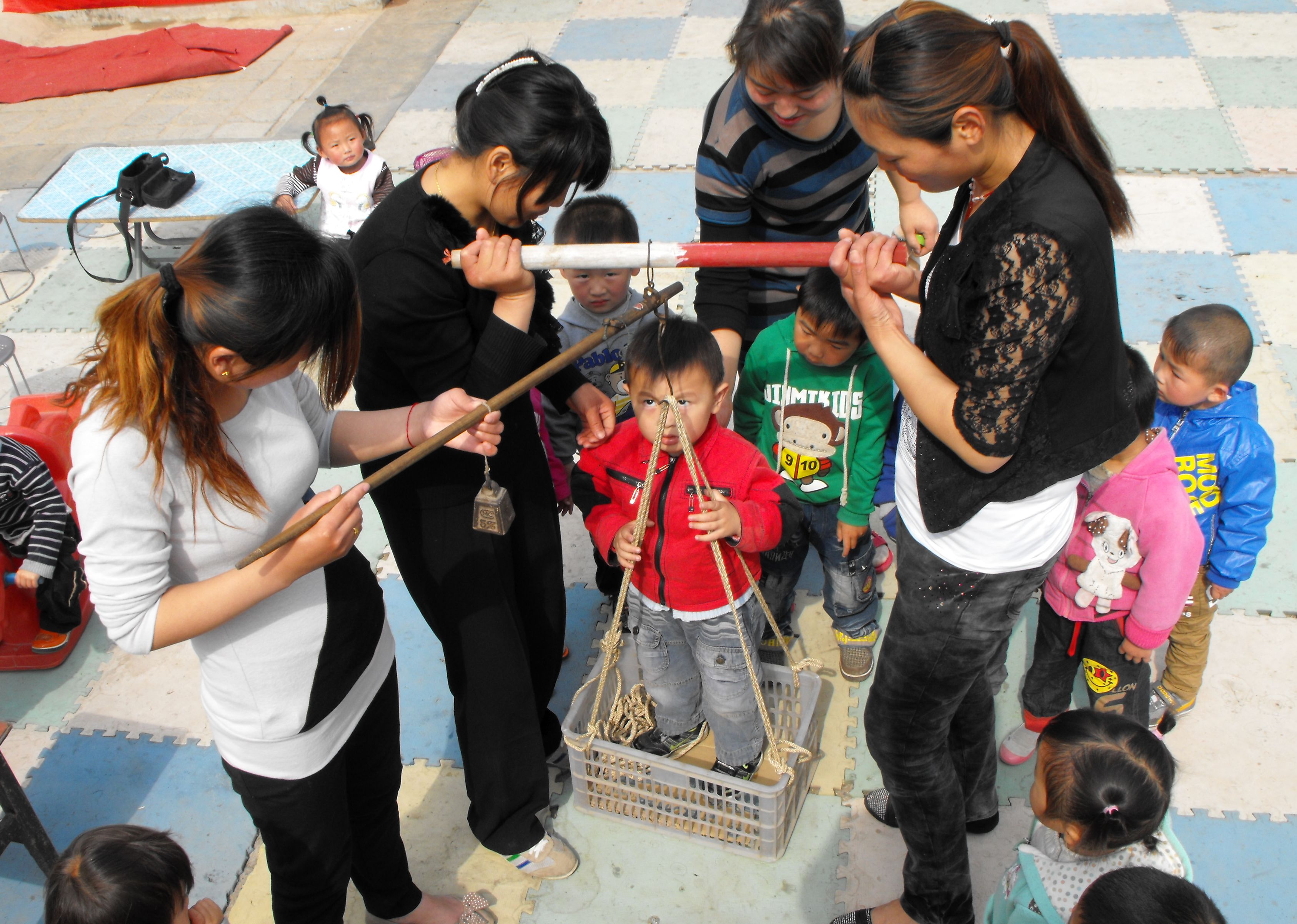 立夏"称人" 老办法给孩子称体重