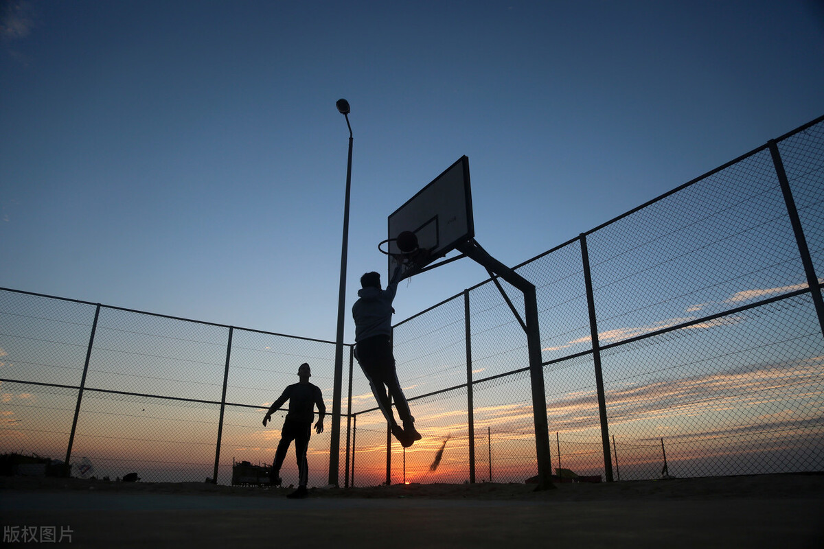 篮球背影夕阳图片