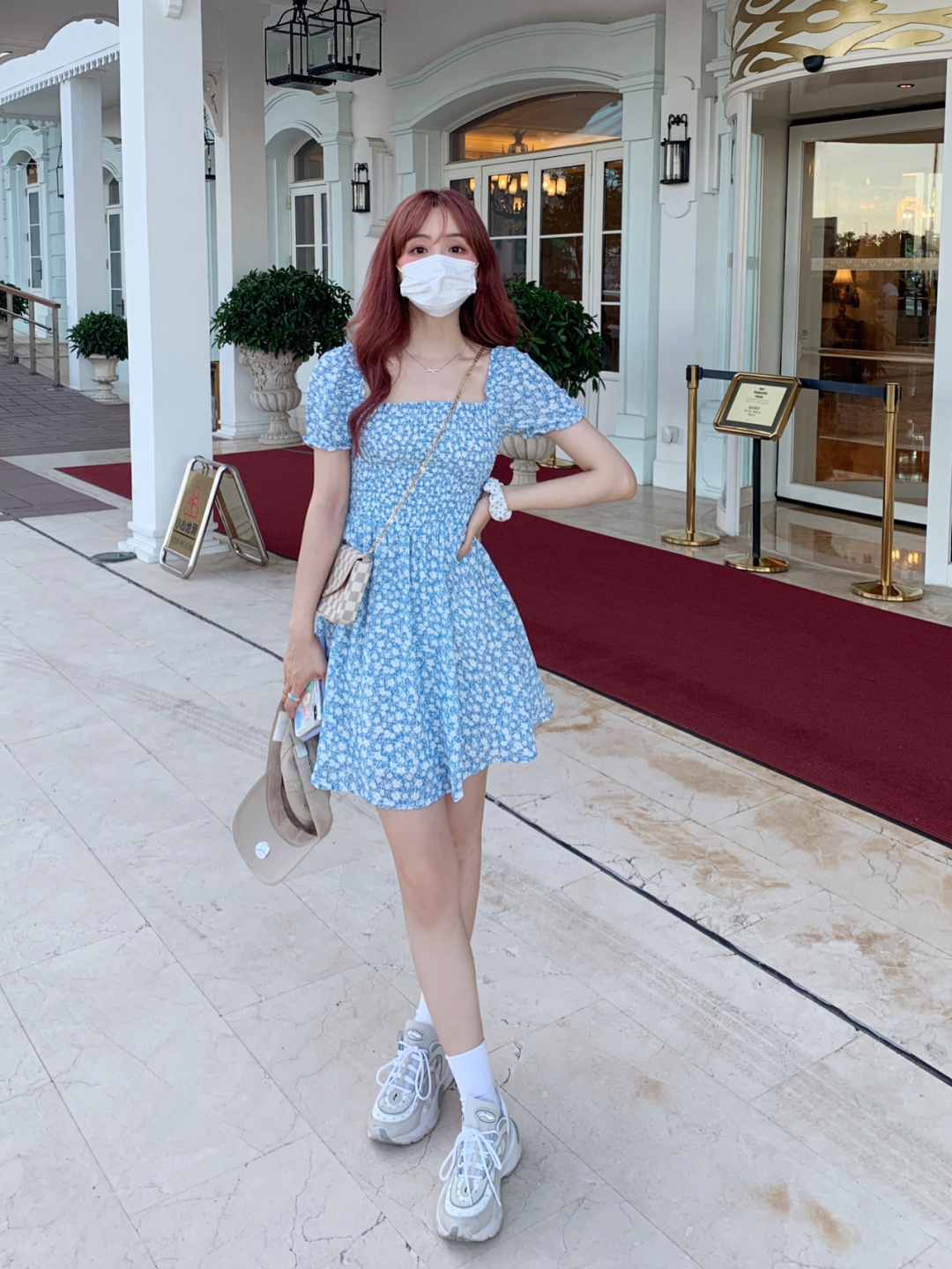 宝蓝色碎花连衣裙仙气十足,搭配小白袜就更好了,满满的典雅气质