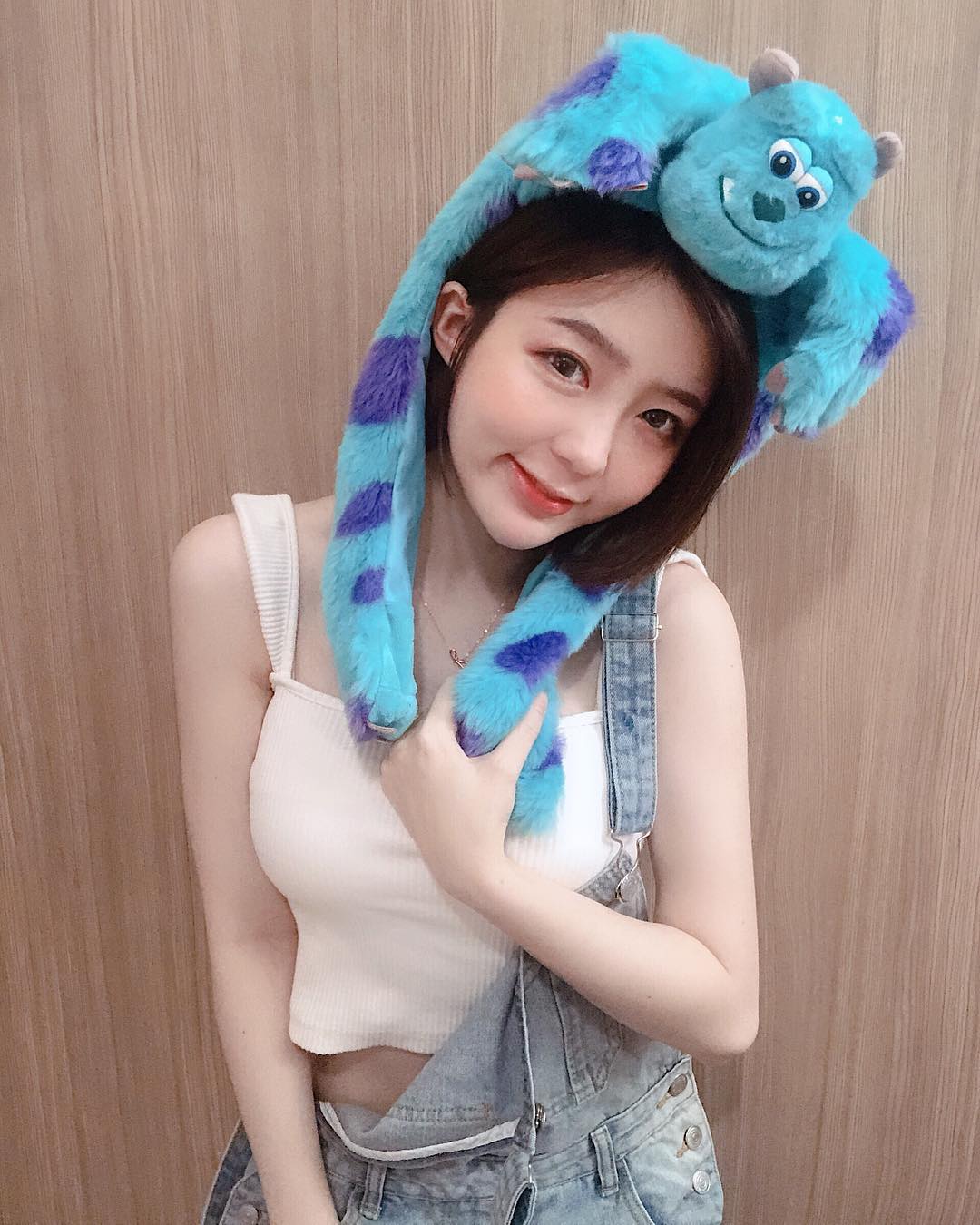 正妹妮妮子穿运动背心健身,锁骨出卖好身材