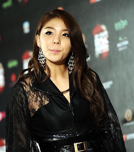 李艺真不仅歌声撩人,就连身材也是凹凸有形性让人 羡慕