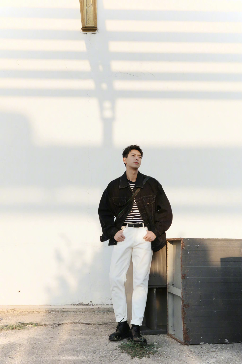 李现秋日随拍,牛仔外套,条纹t恤,白裤皮靴,简单舒服的穿搭