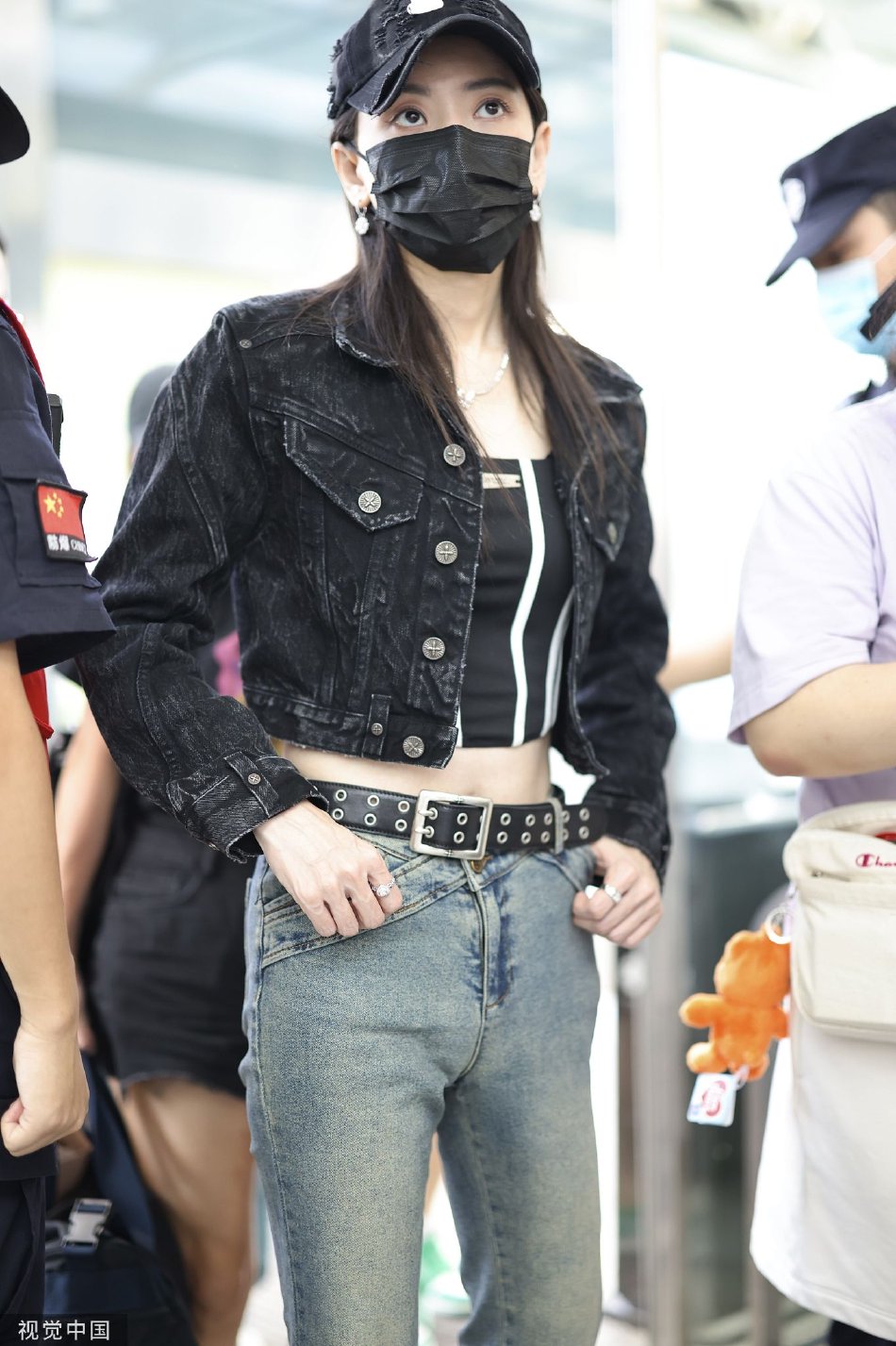 组图:于文文现身机场酷帅十足 着露脐装秀优越身材