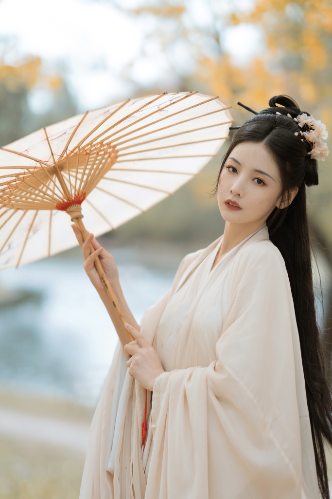 赵粤晚秋银杏古风写真 白衣佳人撑伞清冷感十足