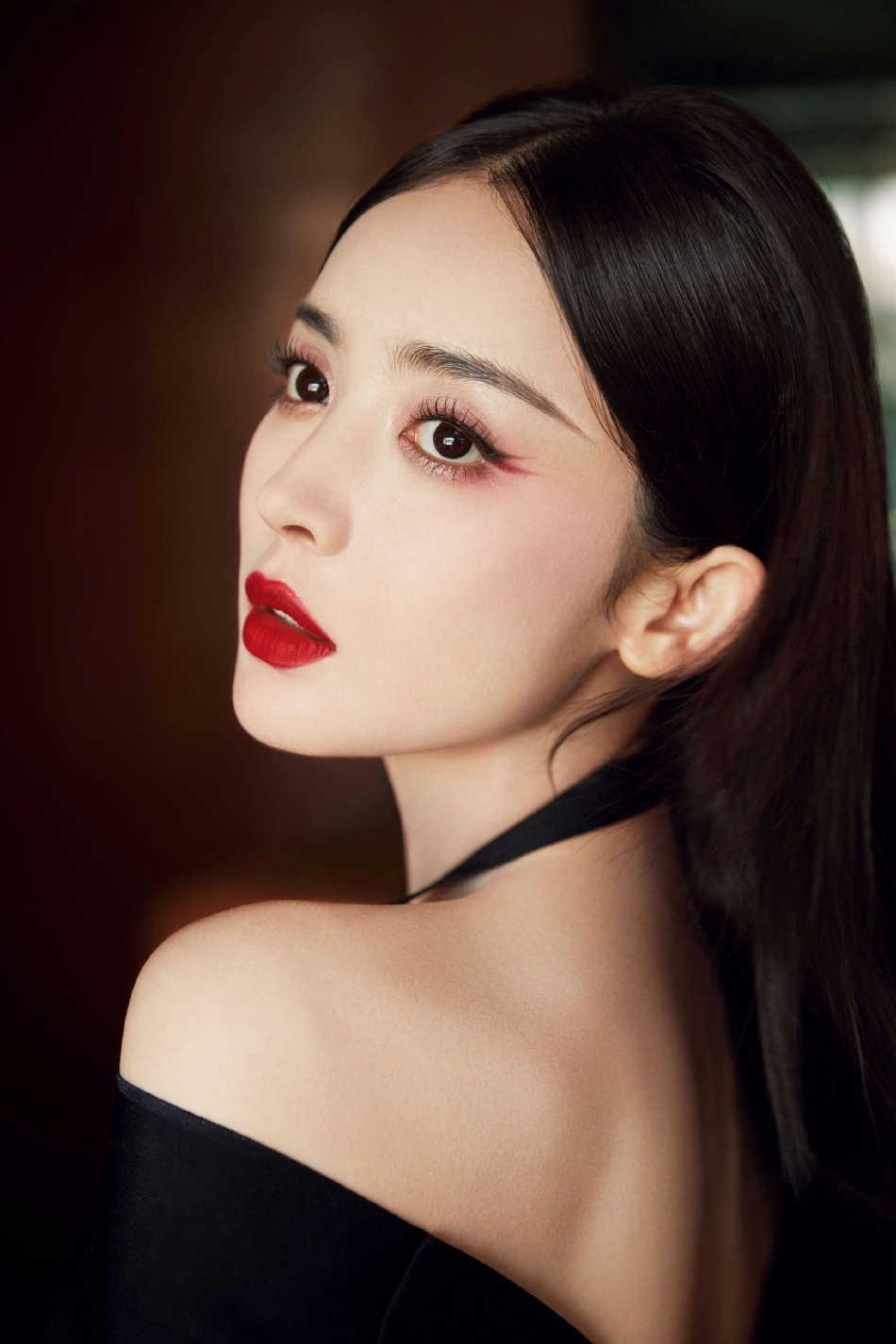 组图:古力娜扎穿一字肩抹胸裙秀白皙天鹅颈 眼妆魅惑又迷人