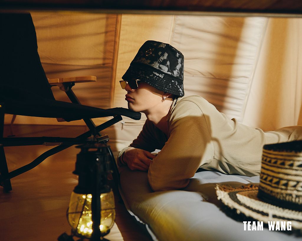 王嘉尔慵懒风大片化身居家男友 戴扎染渔夫帽撅嘴卖萌超可爱