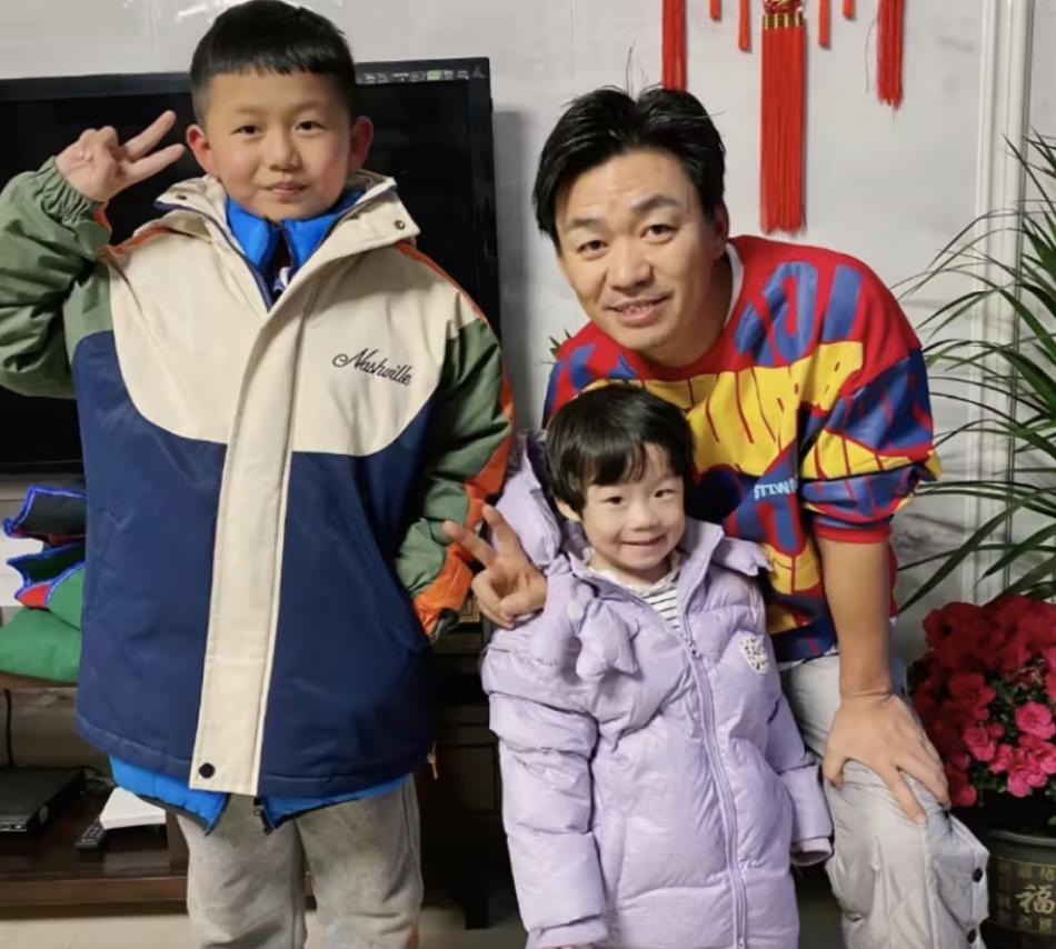 组图:王宝强回老家过年 与乡亲们合照氛围欢乐