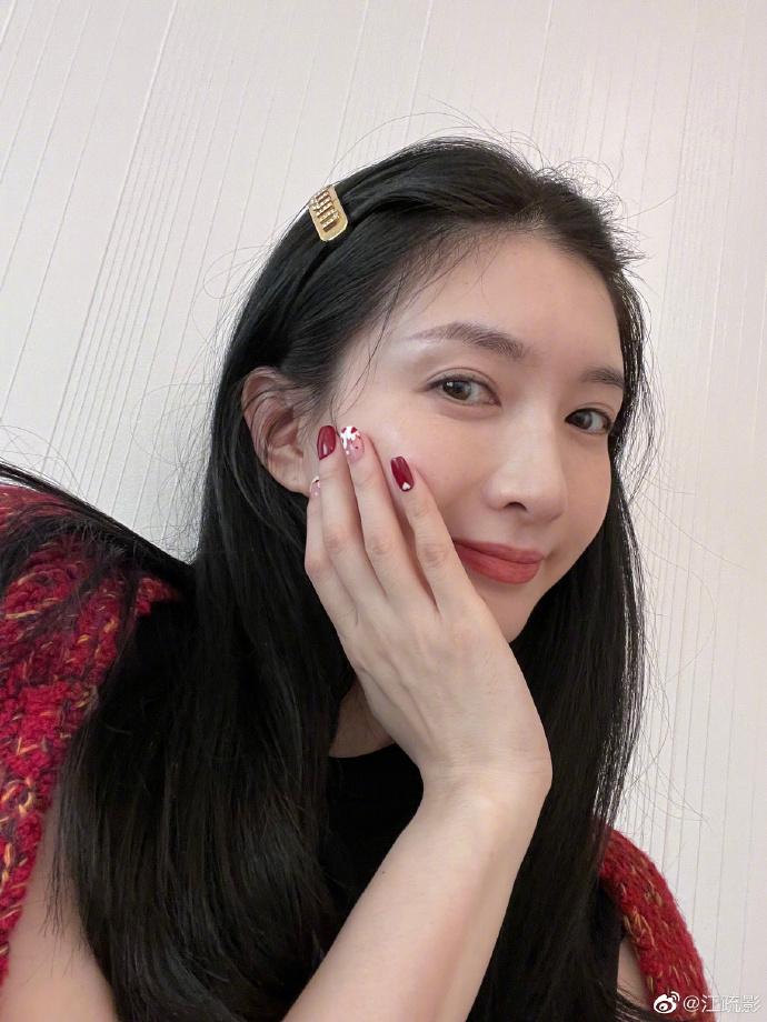 组图:江疏影晒兔子美甲少女心满满 托腮嘟嘴可爱俏皮