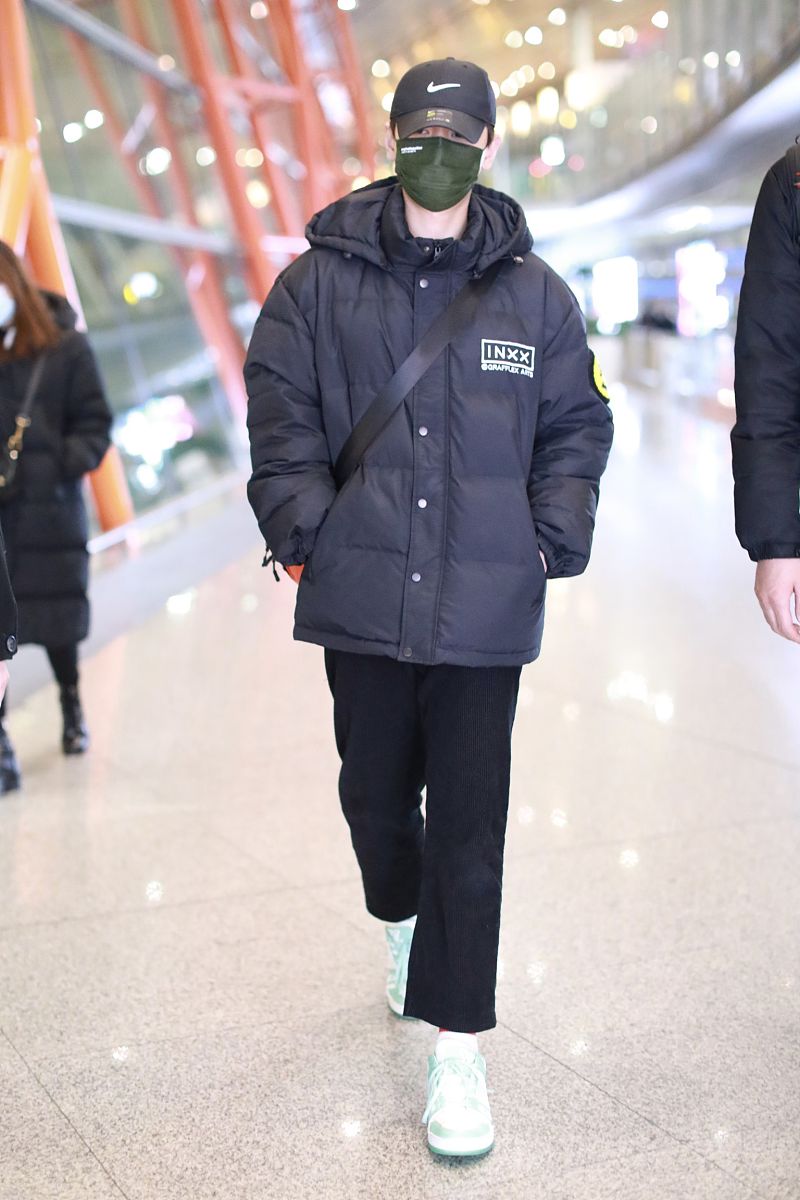 汪苏泷街拍:inxx笑脸羽绒服灯芯绒裤 lv球鞋帅气型男