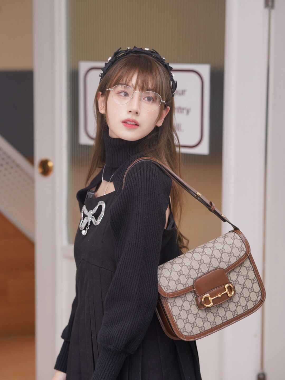 戴眼镜很有知性美的女孩,有种不一样的气质,一颦一笑都好看