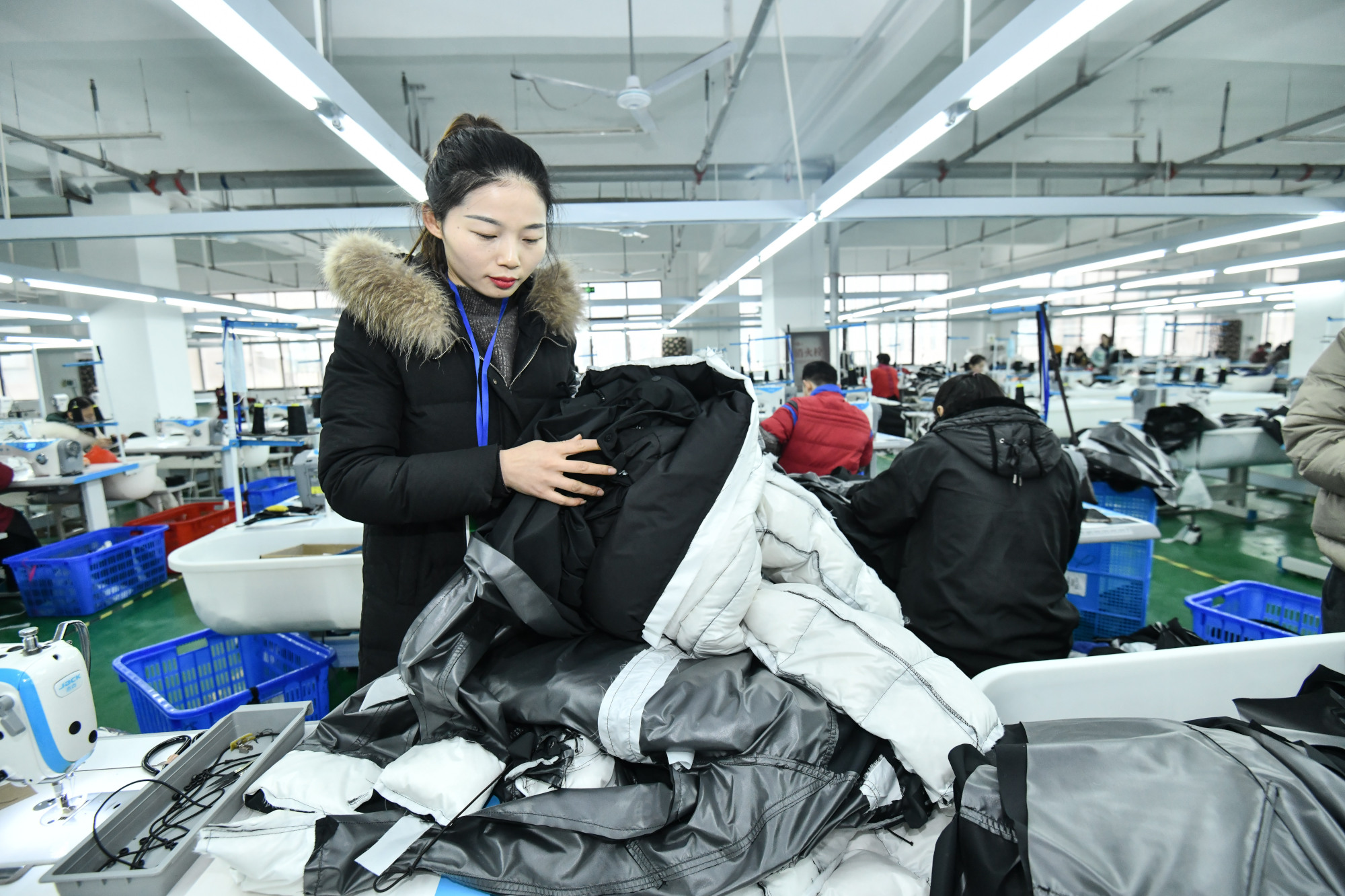 河南光山:挣钱顾家两不误 羽绒服装制造基地助力脱贫攻坚