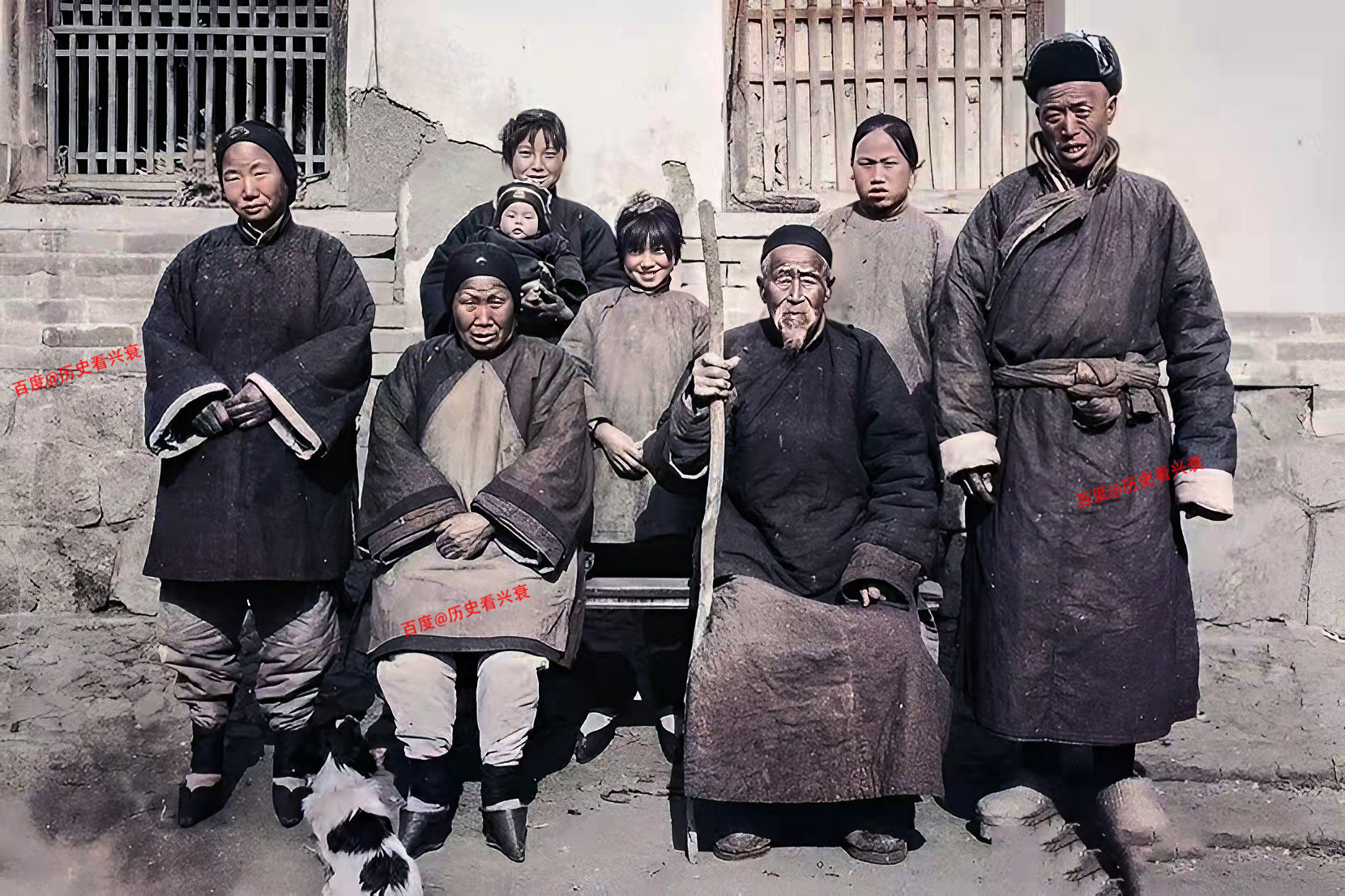 老照片:四世同堂的清朝人,地主家坐鸡公车的八个老婆