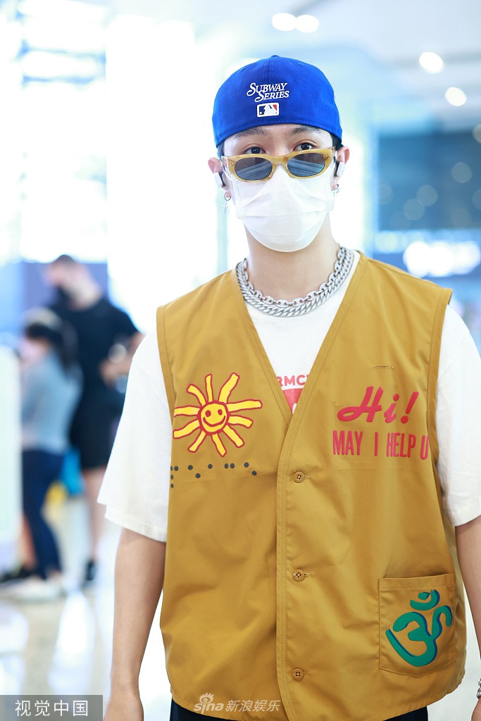 组图:马伯骞姜黄马甲时尚亮眼 反扣帽子戴个性墨镜酷帅不羁