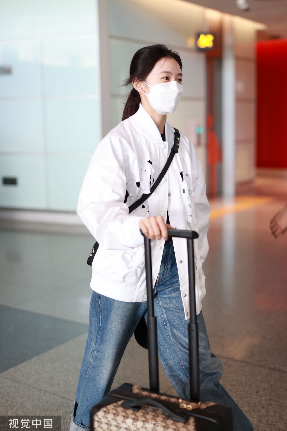 组图:刘浩存身穿白色夹克干净清爽 低马尾搭牛仔裤随意休闲