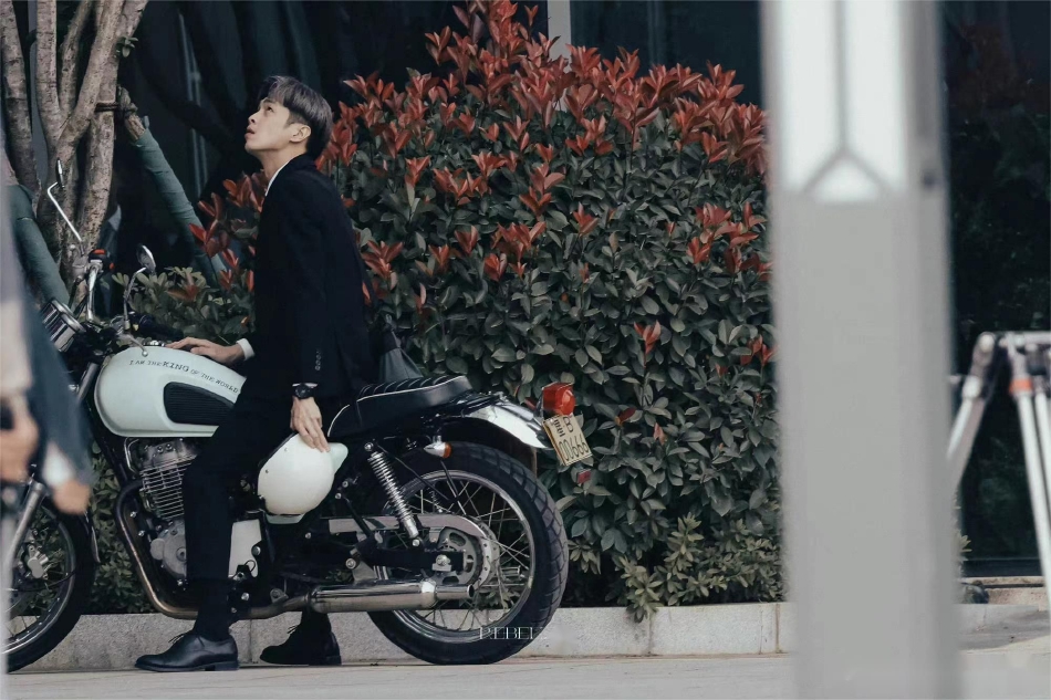 组图:张若昀《鸣龙少年》路透曝光 片场穿西装潇洒开摩托车