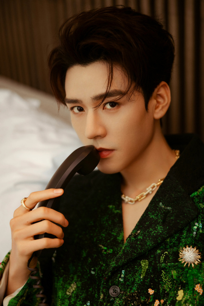 龚俊vogue活动印花造型写真释出 帅气神秘宛如油画美男