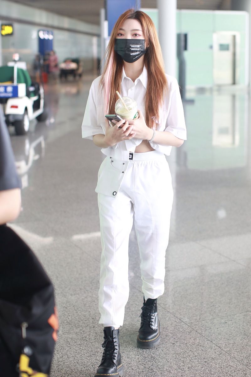 李紫婷街拍:露脐工装衬衫 工装裤 dr. martens马丁靴清新可人