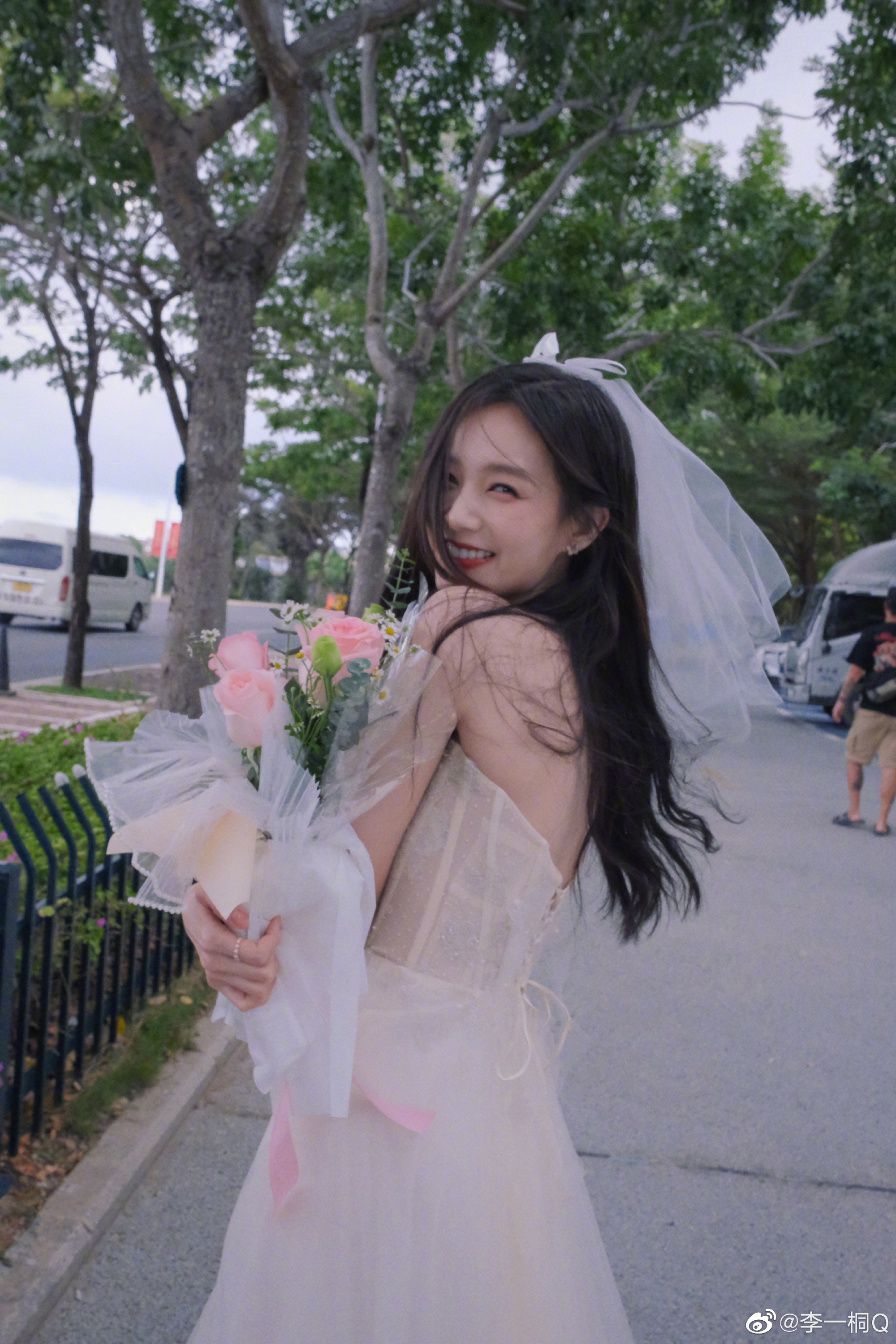 李一桐穿婚纱拍写真笑容甜美