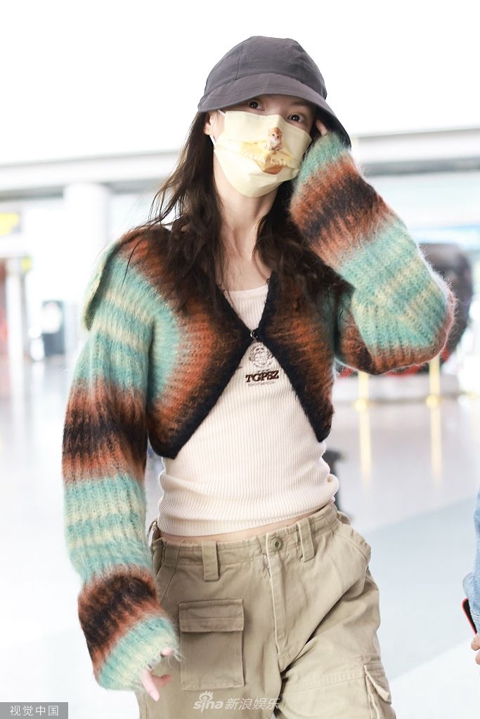 组图:金晨穿渐变开衫清爽甜美 戴印花口罩打招呼亲切状态佳