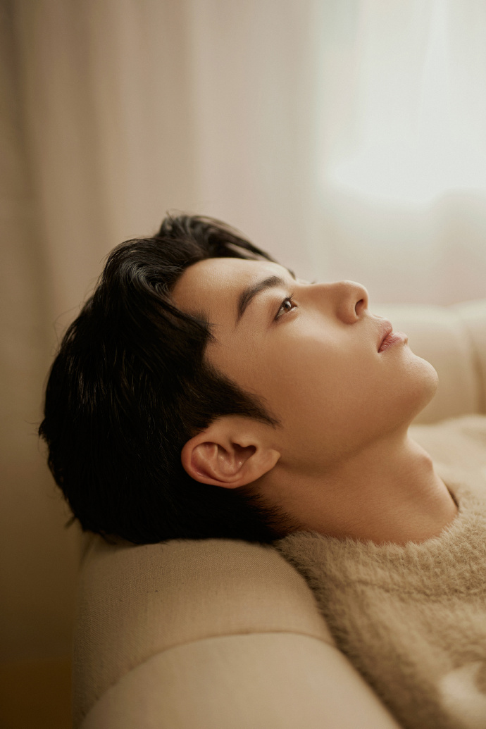 组图:王鹤棣卡其色毛衣造型写真释出 光影之间秋日氛围感满满