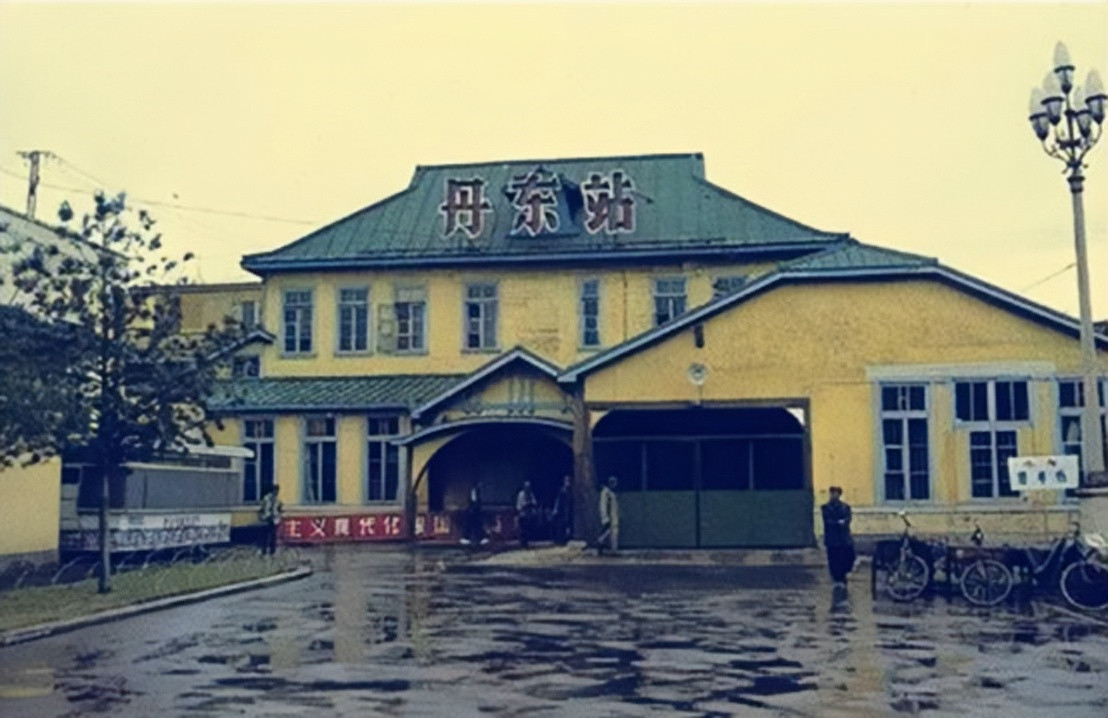 百年老照片之辽宁丹东,图10为八十年代丹东火车站,图13为锦江桥