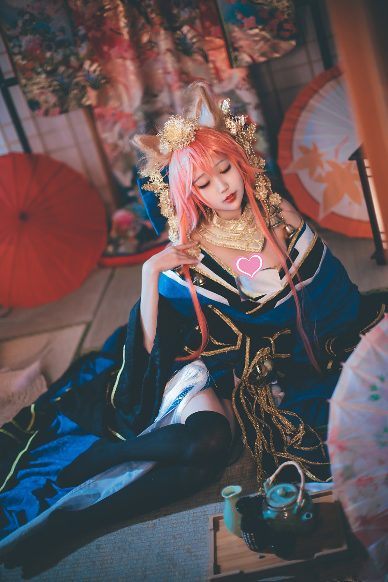 fgo狐娘玉藻前cos,华服曳地黑袜过膝,娇嗔侧坐凝眸抿唇