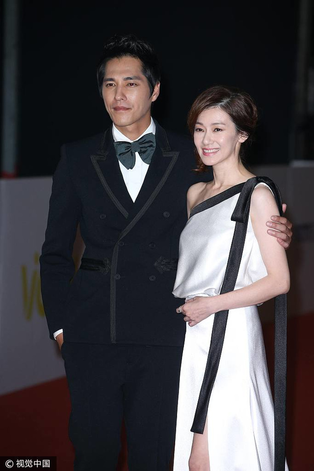 组图:曝蓝正龙周幼婷离婚 骑共享单车出门办离婚手续