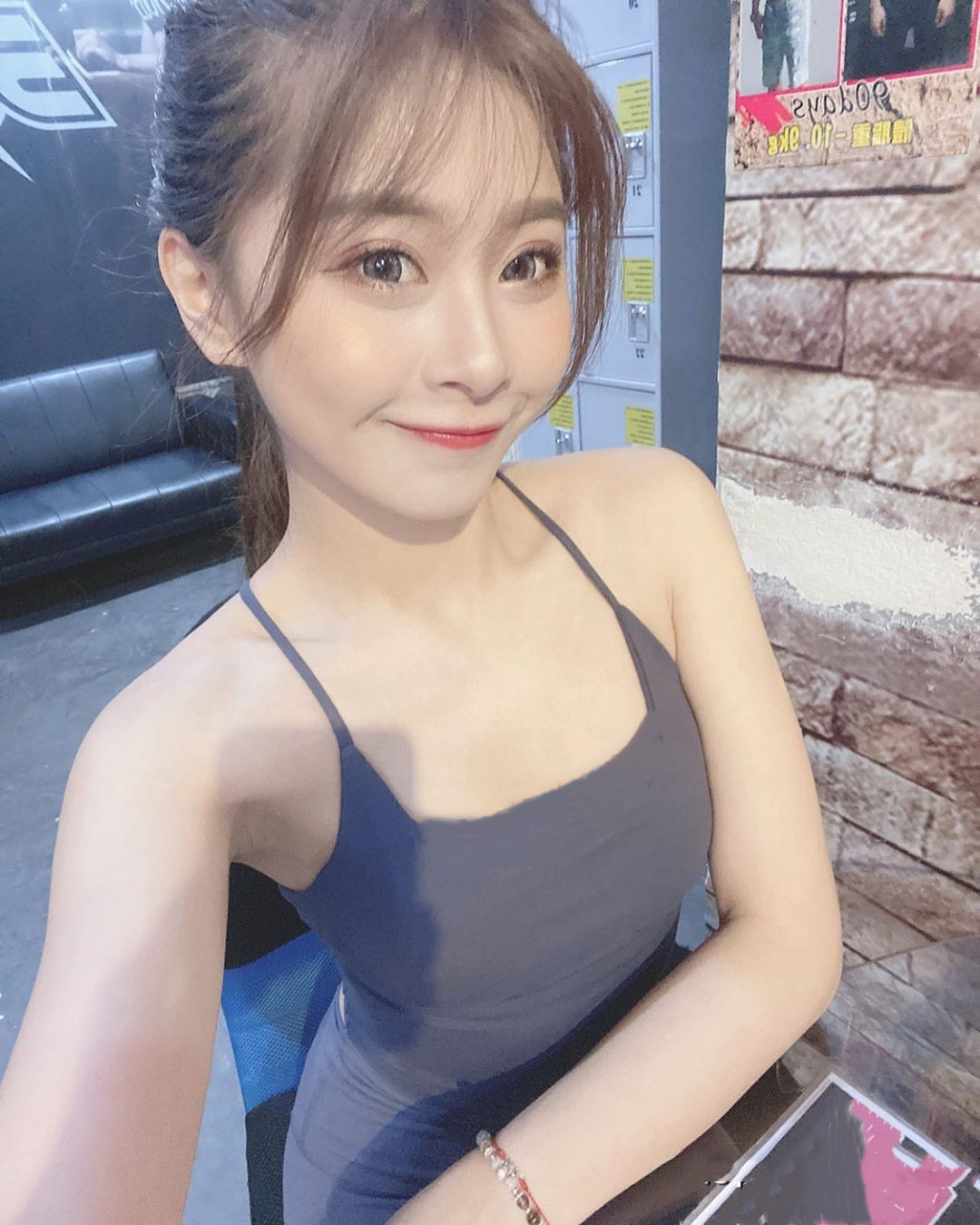 健身运动美女模特果儿的时髦写真照,潮流穿搭展现时尚魅力