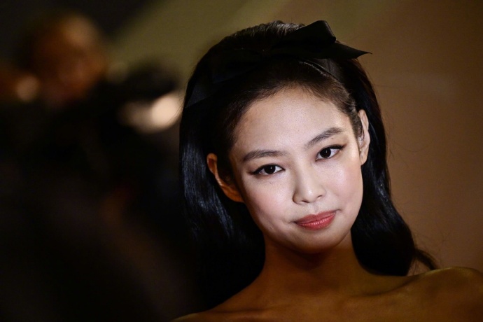 组图:jennie戛纳红毯生图释出 白色抹胸公主裙优雅大方