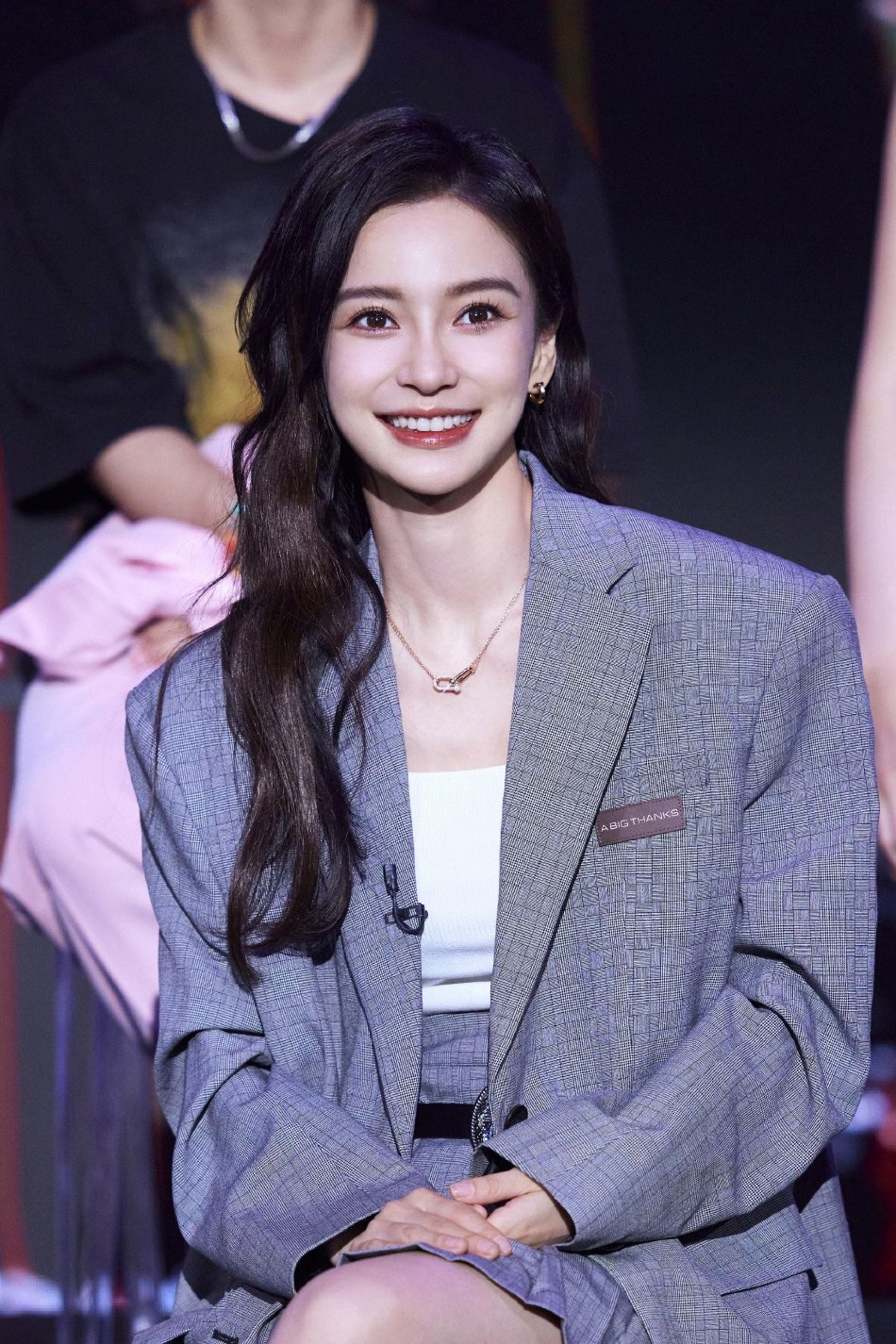 组图:angelababy穿短裙搭廓形西装 秀出精致锁骨酷飒迷人