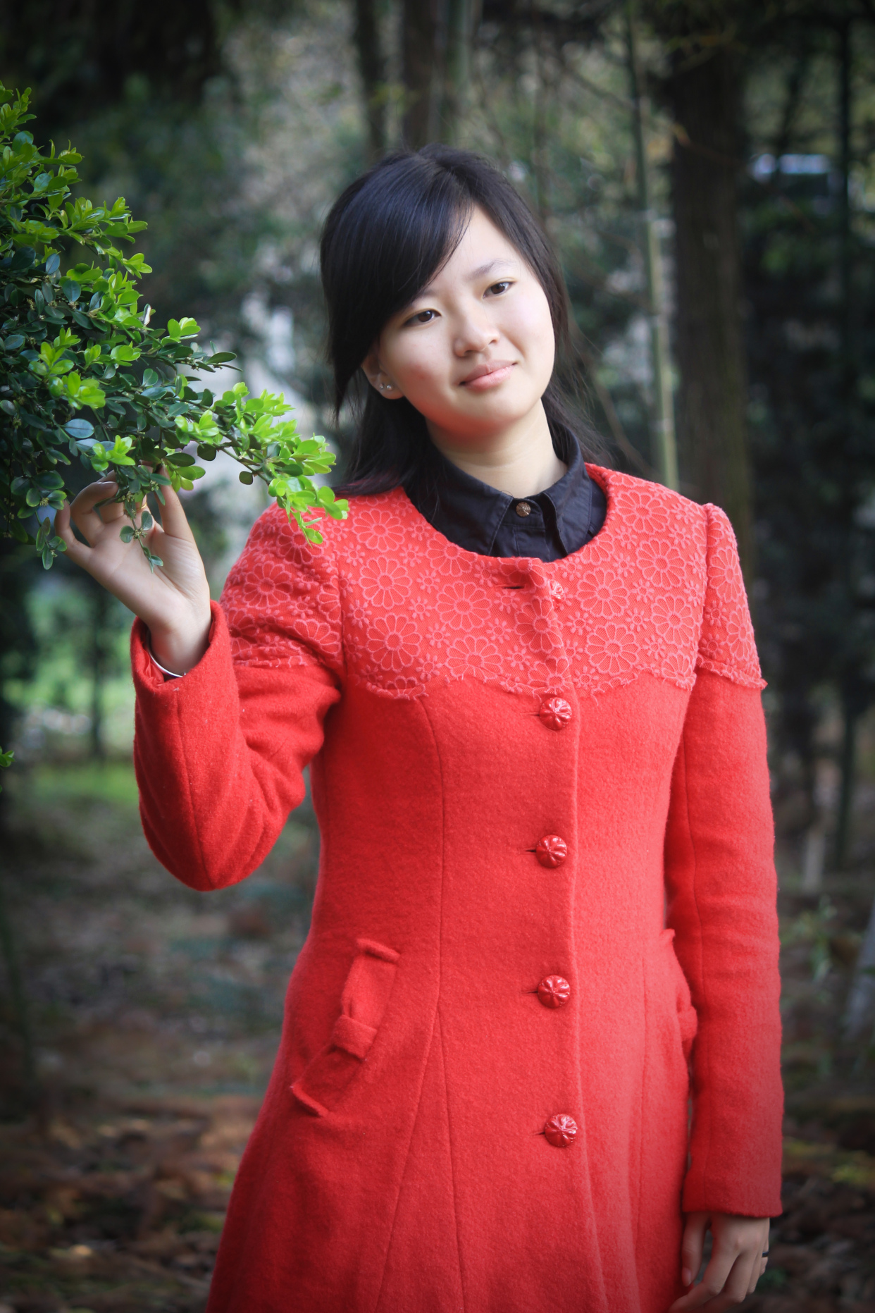 人像摄影:公园里的红衣姑娘