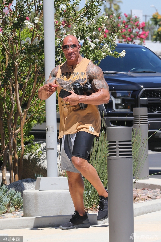 组图:巨石强森穿背心大秀肌肉纹身瞩目 对镜头开怀笑反差萌