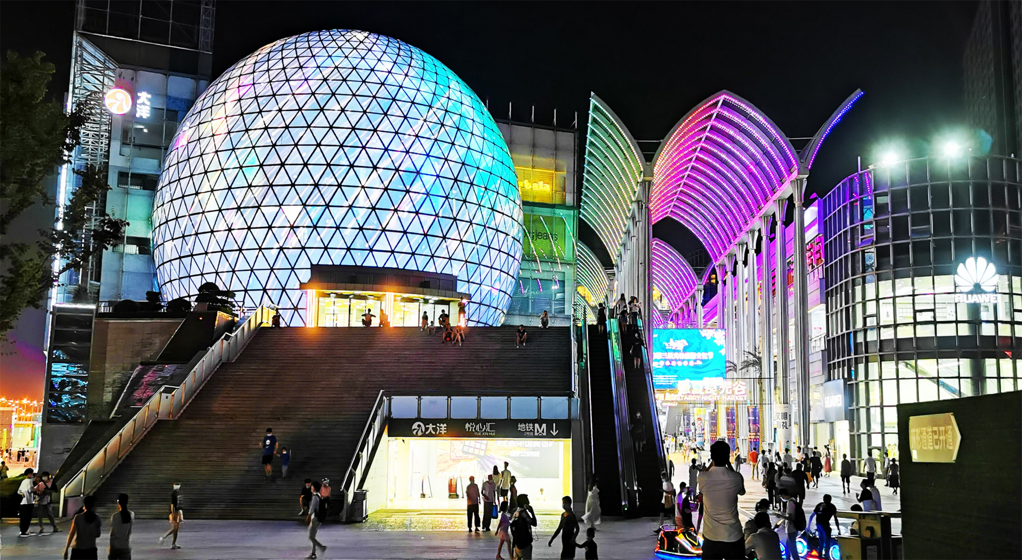 武汉光谷世界城一带夜晚休闲 纳凉 购物好去处