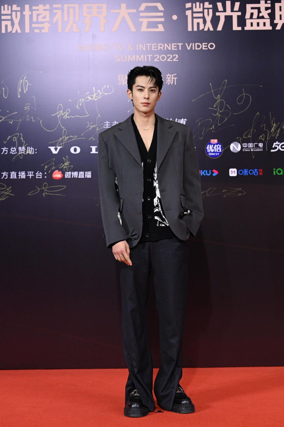 组图:王鹤棣亮相微博视界大会红毯 黑色西装造型帅气