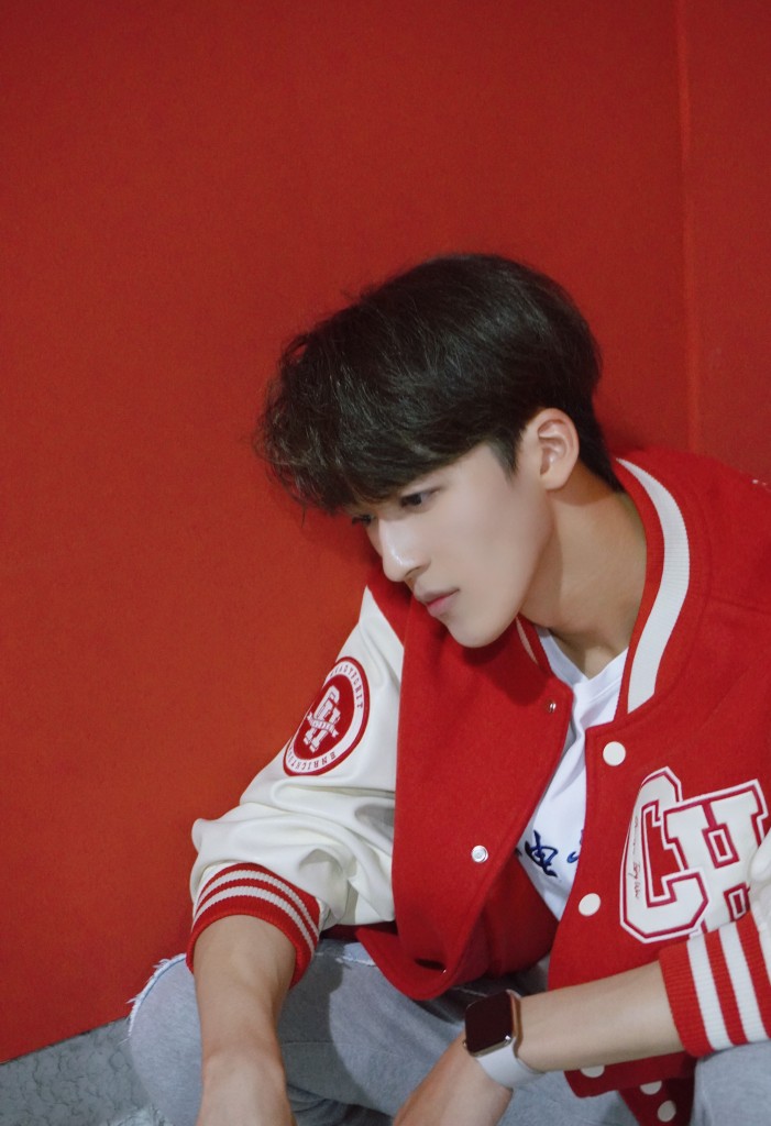 何洛洛红色棒球服穿搭写真 阳光运动少年帅气满分