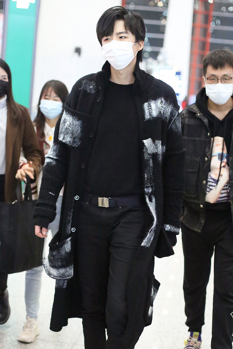 刘宇宁街拍:黑白抽象毛衣外套 valentino球鞋帅气酷黑