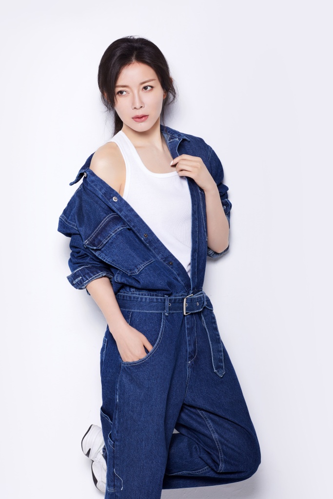 演员刘敏发布白t牛仔造型写真 参演剧《民国大侦探》热播中