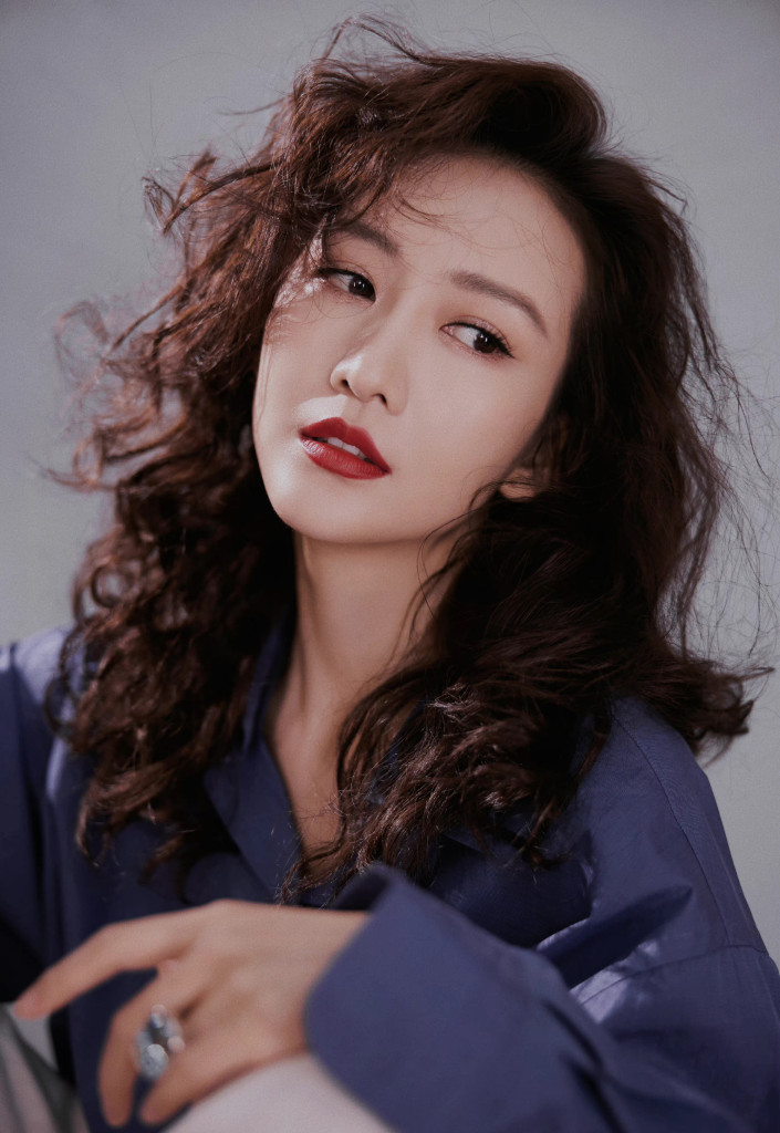 王鸥中秋节发布卷发造型写真 眼神迷离港风十足