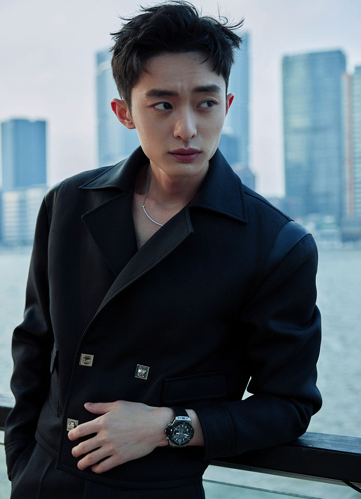 白宇帆帅气亮相calvinluo发布会 冷俊黑白彰显绅士风度