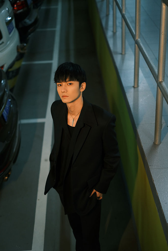 李熹子出席时尚先生盛典活动 穿黑西装眼神故事感超足