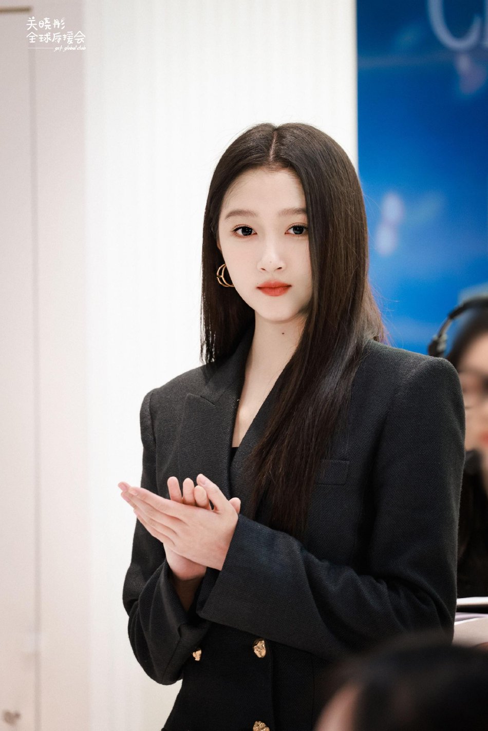 12月8日,关晓彤出席活动造型曝光,戴墨镜穿黑西装又酷又飒