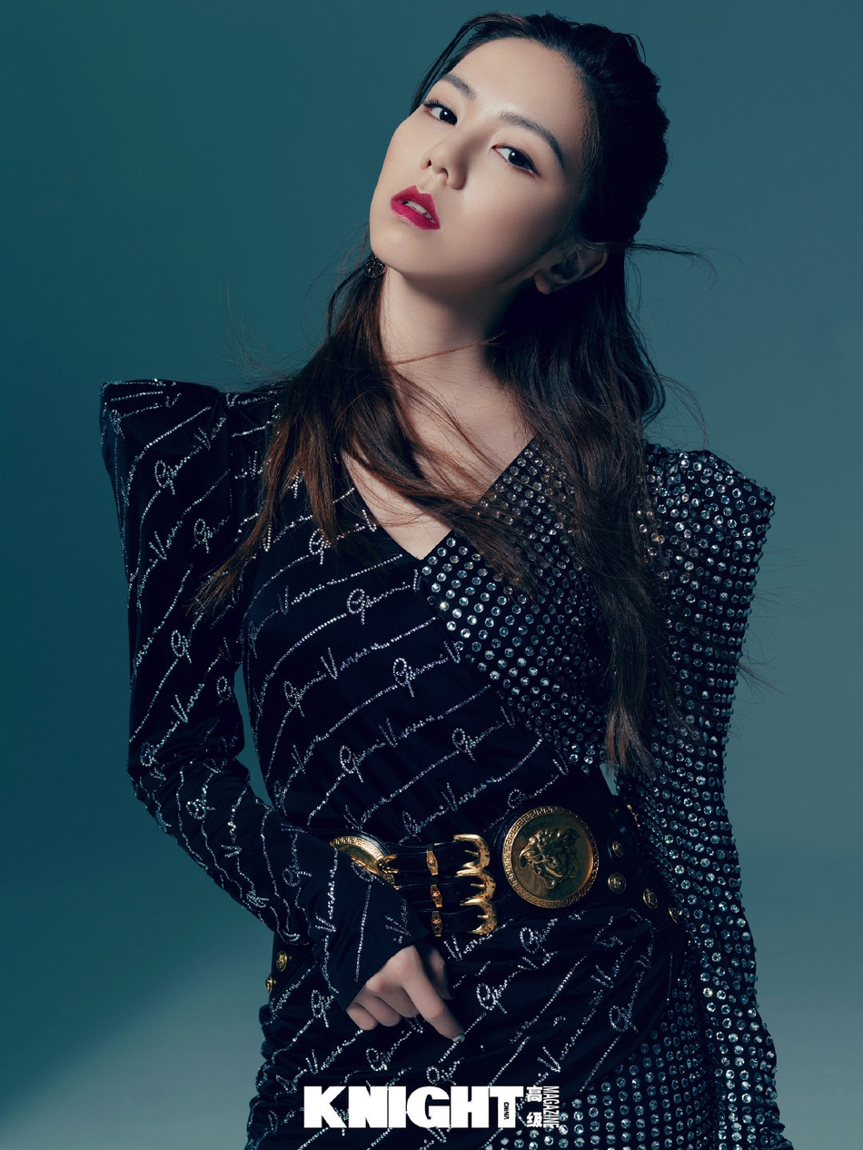 组图:邓紫棋最新时尚大片释出 暗黑系造型尽显复古神秘