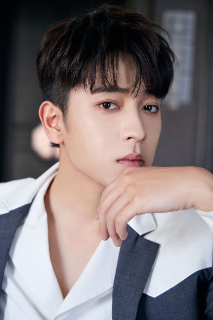 陈若轩《中国考古大会》西装造型写真 变身型男尽显时尚格调