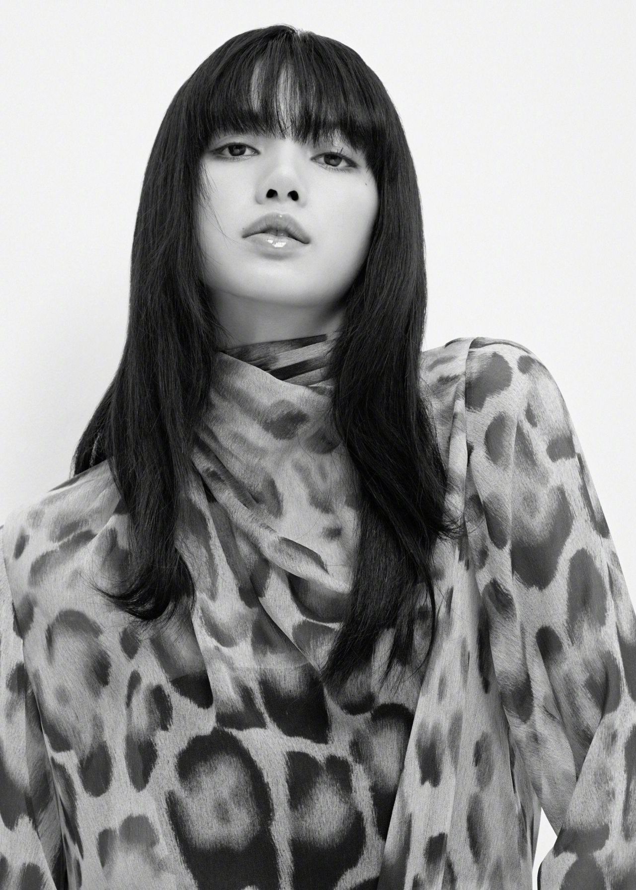 lisa《elle》二月刊封面大片,率性时髦的穿搭,标志性齐刘海
