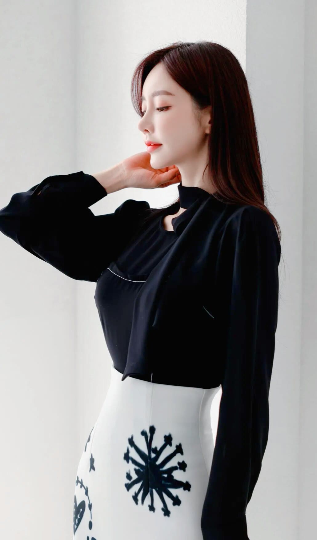 韩国女神孙允珠日常穿搭:黑色领带衬衫搭配白色高腰涂鸦及膝裙