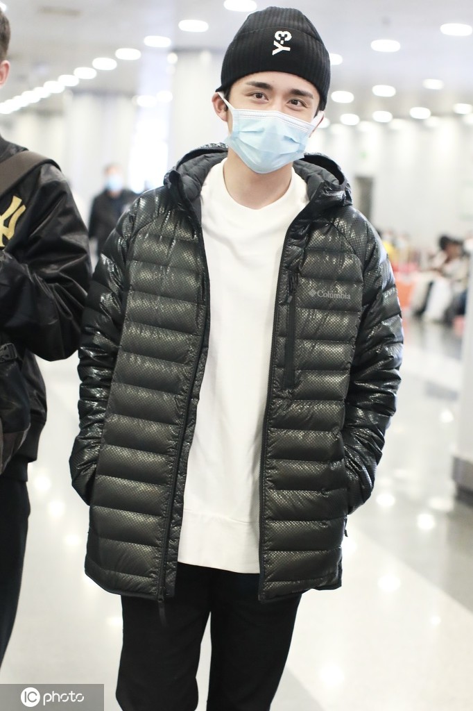 张新成一袭黑色羽绒服现身 素颜难言大帅哥本质