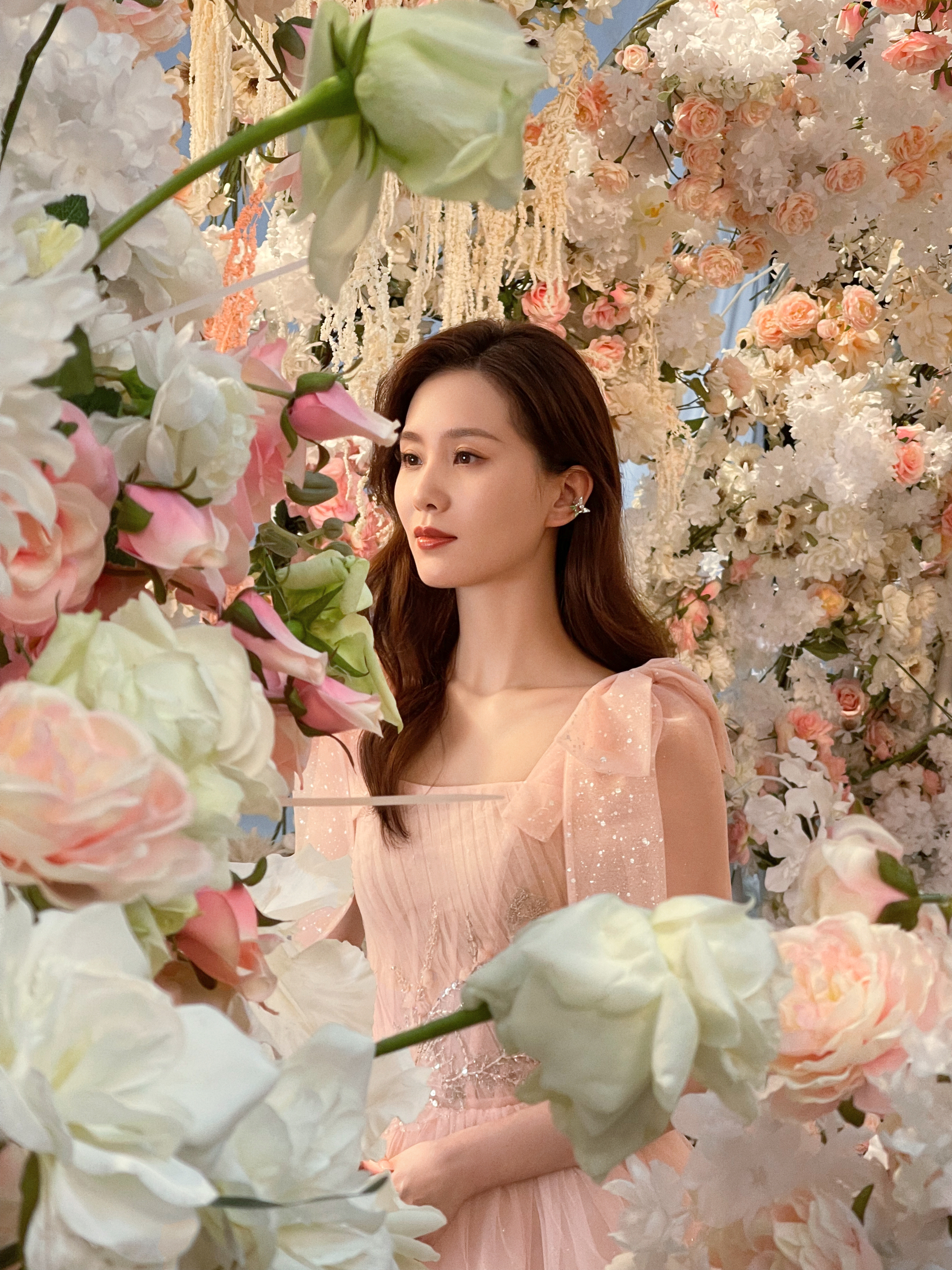 刘诗诗金色抹胸裙高贵优雅 秀修长天鹅颈气质超群