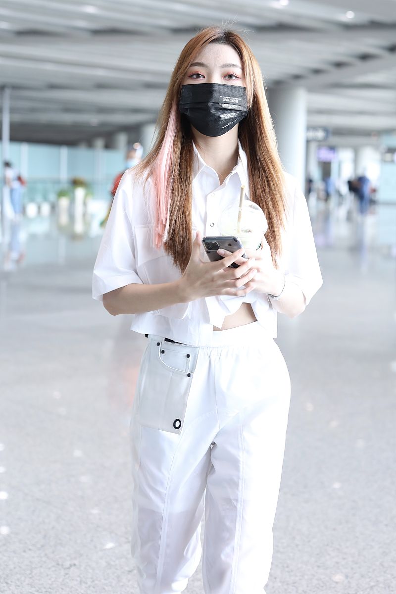 李紫婷街拍:露脐工装衬衫 工装裤 dr. martens马丁靴清新可人