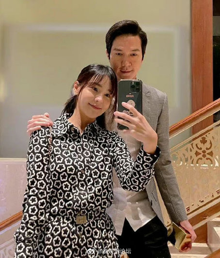 组图:aom李海娜为男友aum庆生 二人牵手面带笑容好甜蜜