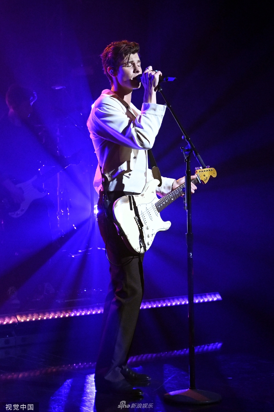 组图:歌手肖恩-蒙德兹亮相《吉米今夜秀》交谈火热互动欢乐